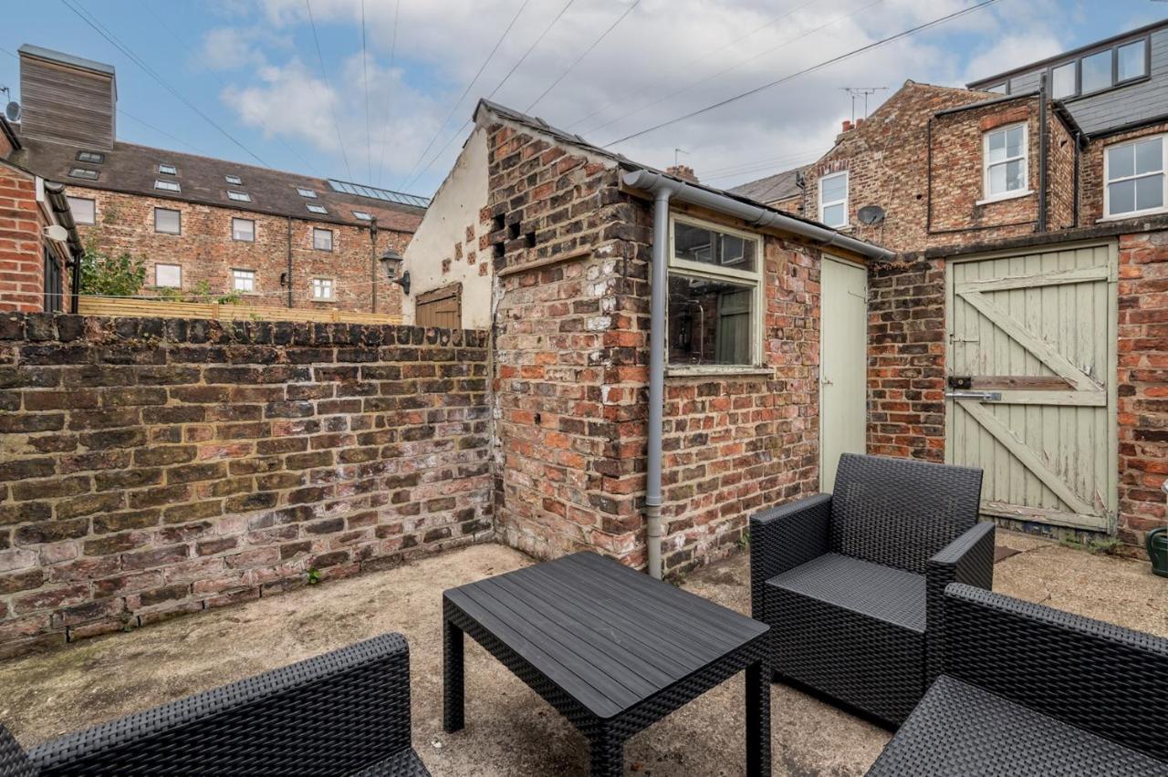Villa Pass The Keys Gorgeous Terrace Near Bishy Road York Exterior foto